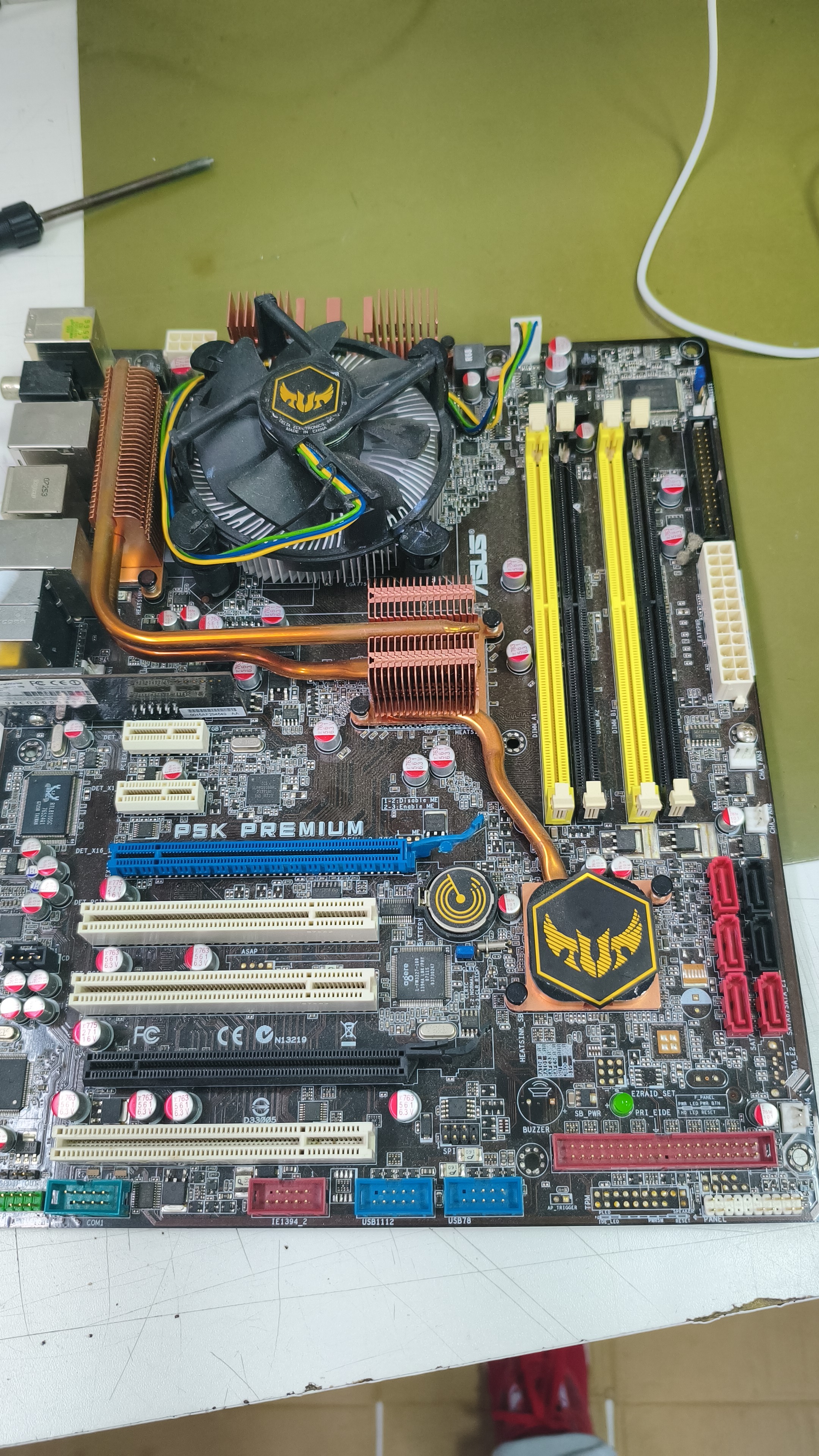 ASUS P5K Premium/WiFi-AP com soquete LGA 775.